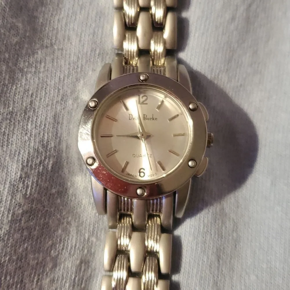 Delta Burke‎ Watch Women Silver Tone Round Studded Bezel New Battery 8½